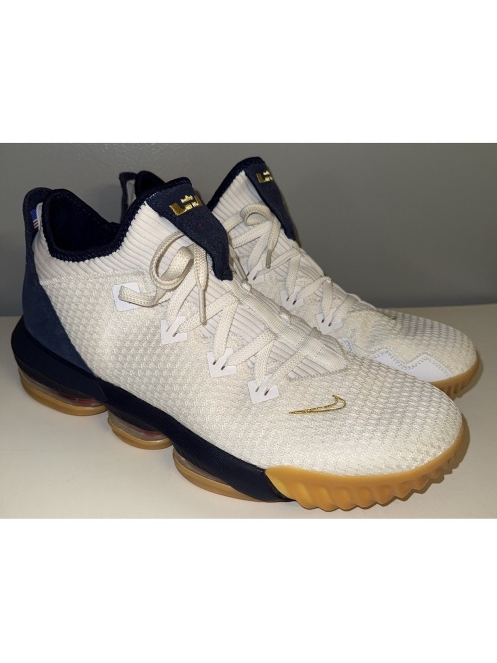 NIKE LEBRON XVI LOW OLYMPIC USA BASKETBALL SHOES MEN SIZE 11 US WHITE
BLUE GOLD